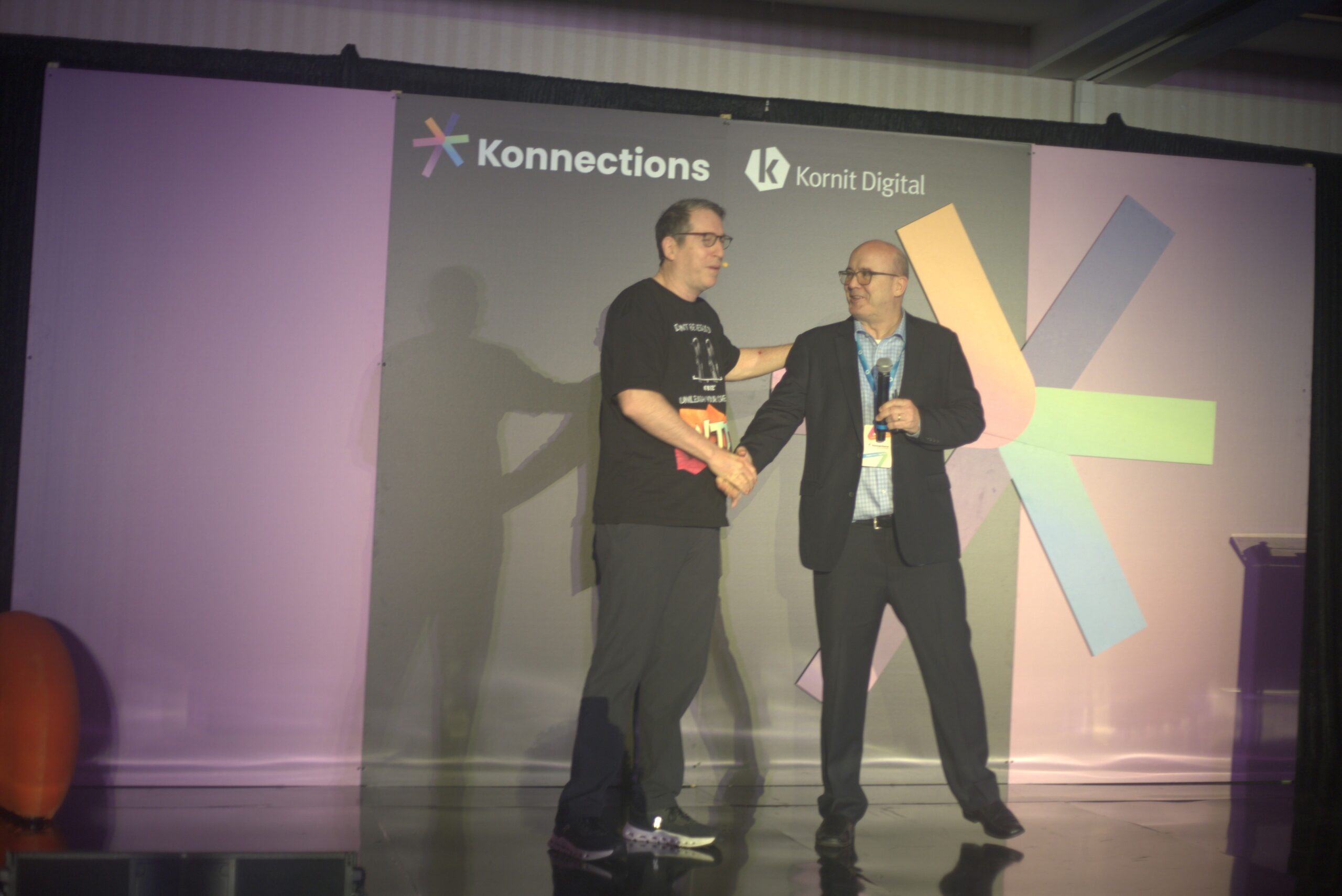 Ilan Elad of Kornit and Time Greene of IDC on stage shaking hands