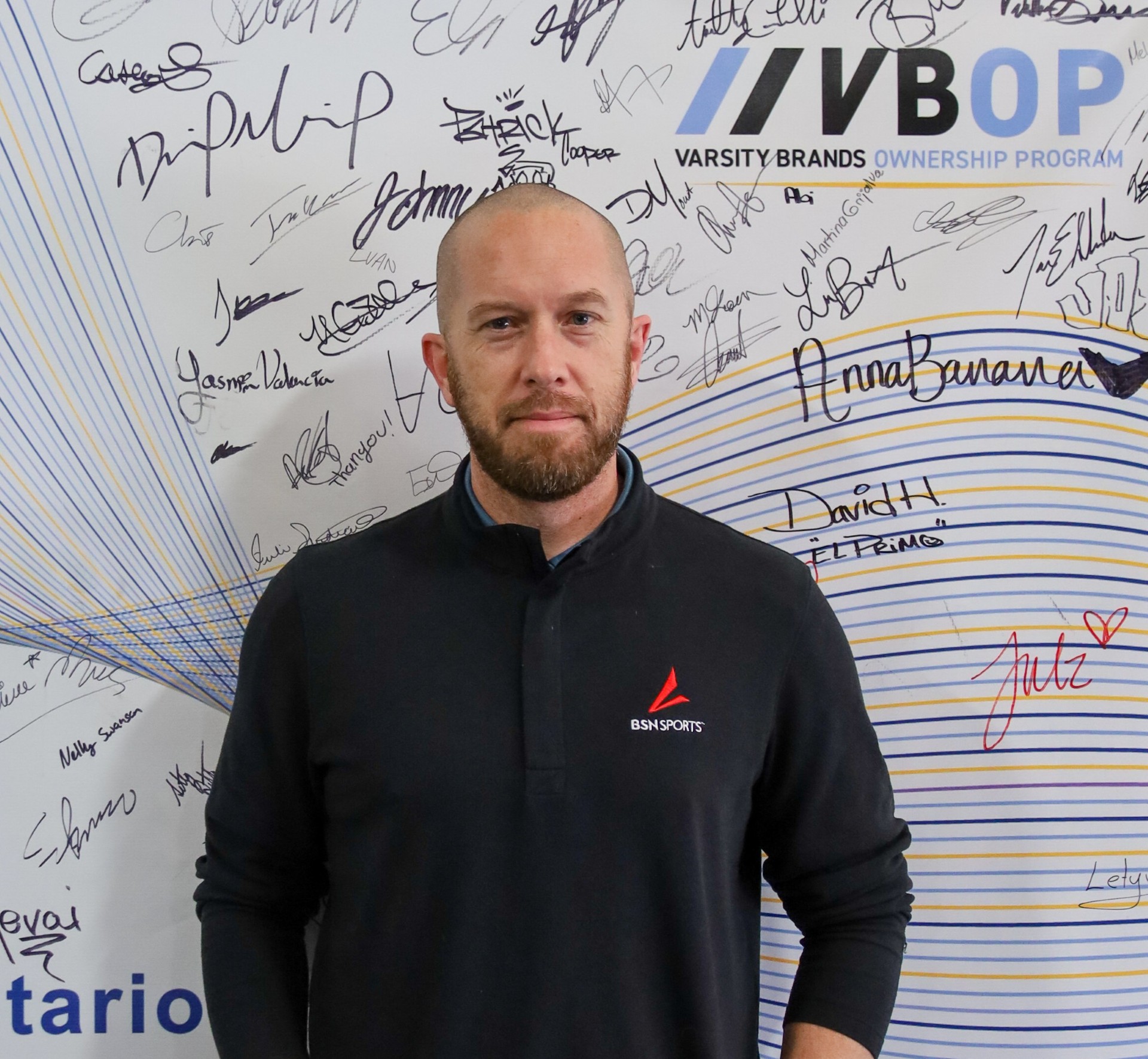 man wearing black shirt